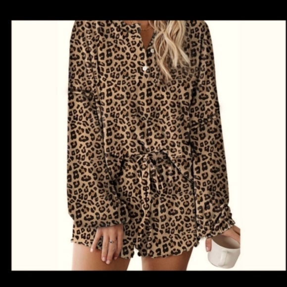 NEW Cute 2 PIECE Women’s Lounge set top and shorts set Leopard print SZ Medium - Picture 1 of 2